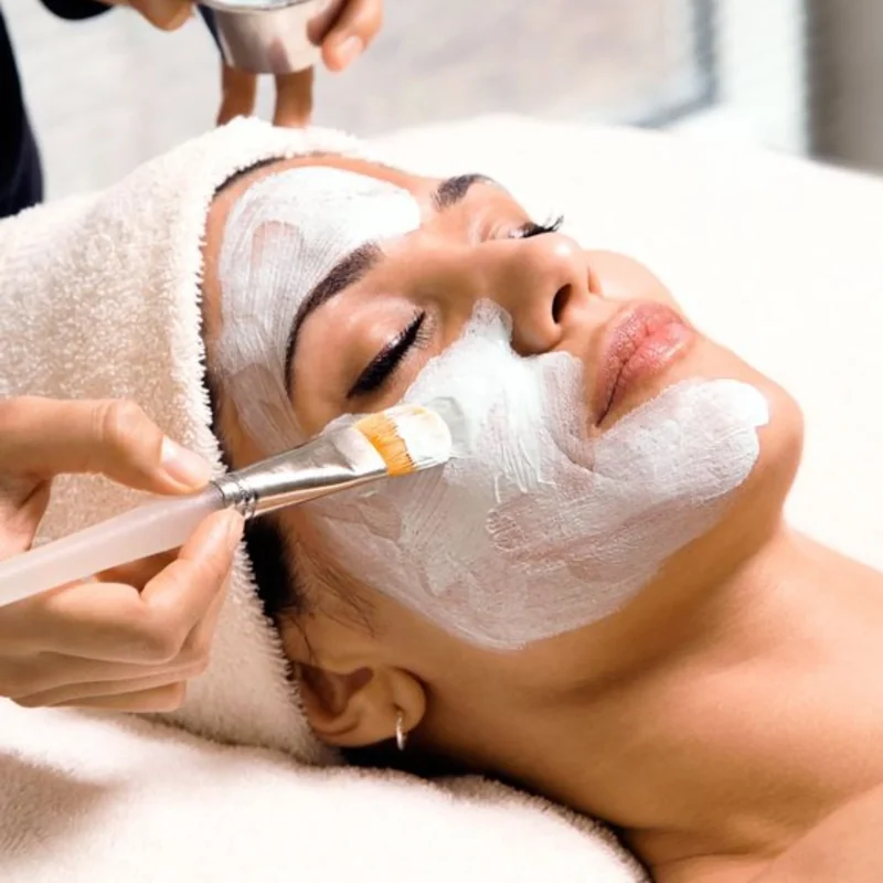Limpieza facial médica profunda con mascarilla en el consultorio en Cali
